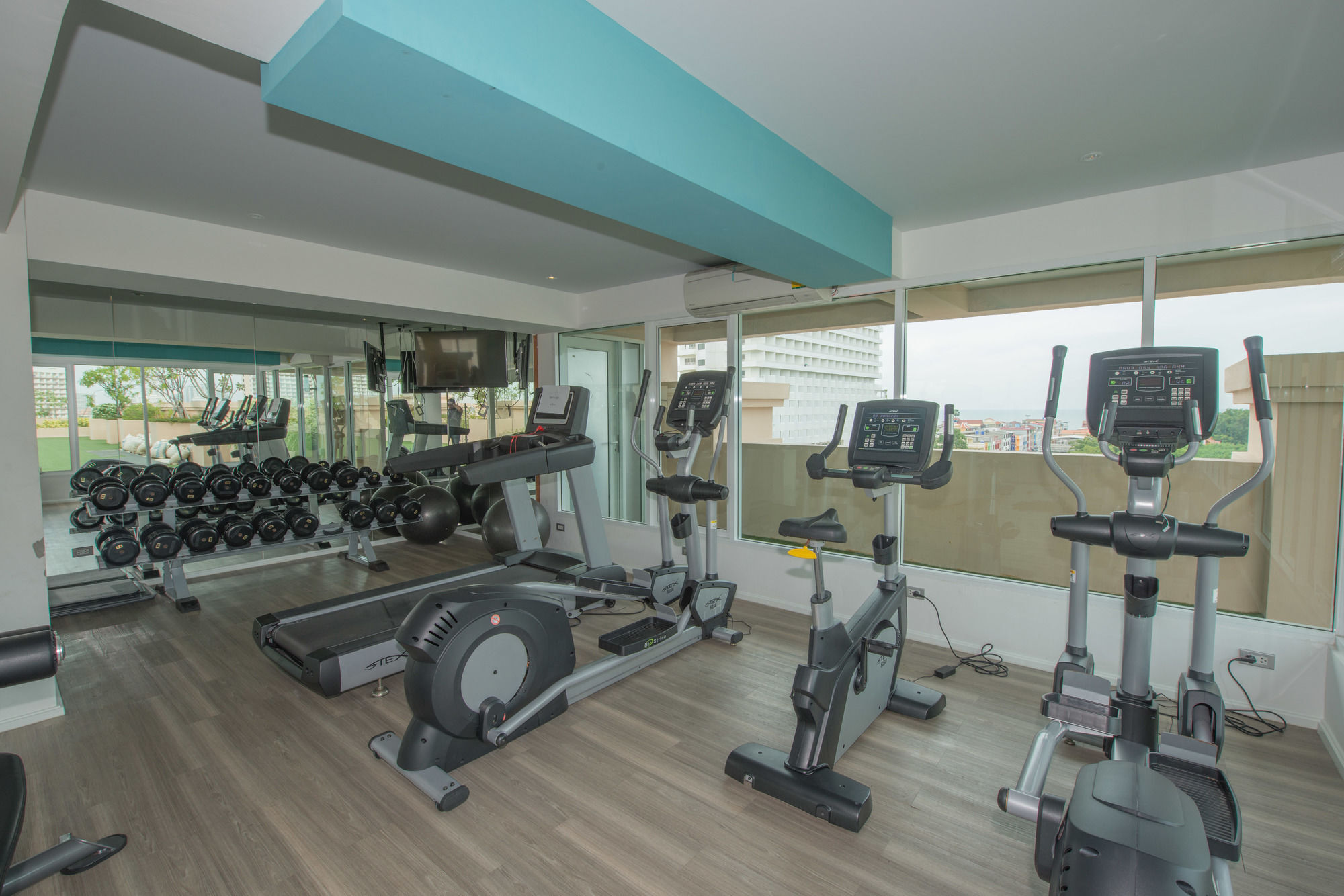 Atlantis Pattaya High Service Джомтиен Бийч Екстериор снимка