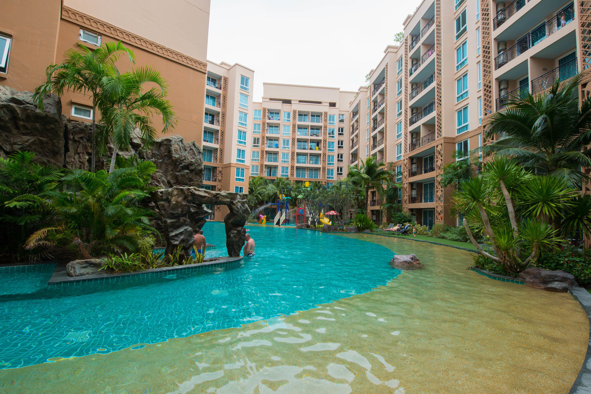 Atlantis Pattaya High Service Джомтиен Бийч Екстериор снимка