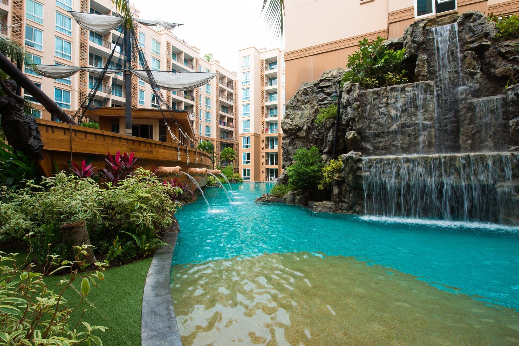 Atlantis Pattaya High Service Джомтиен Бийч Екстериор снимка