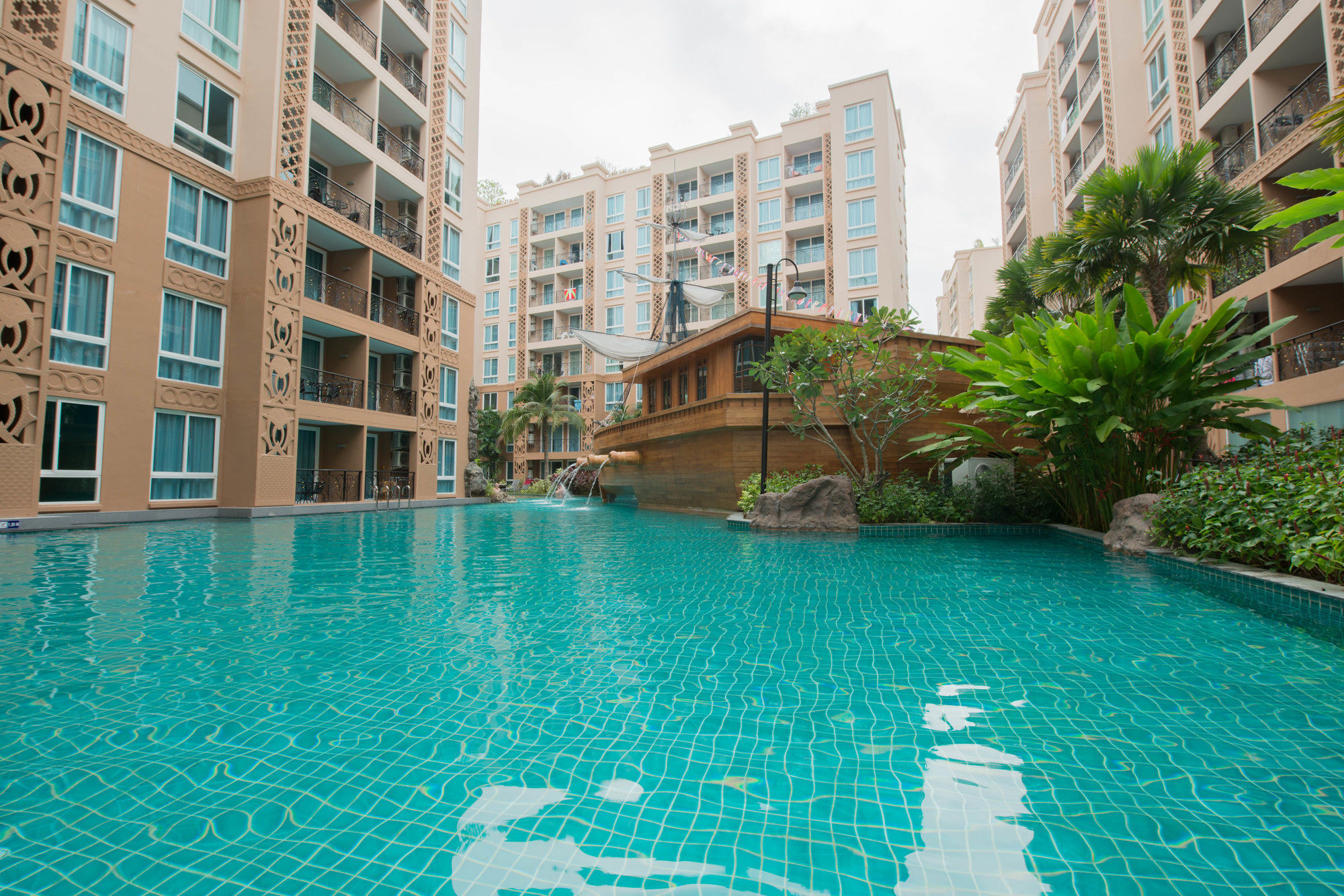 Atlantis Pattaya High Service Джомтиен Бийч Екстериор снимка