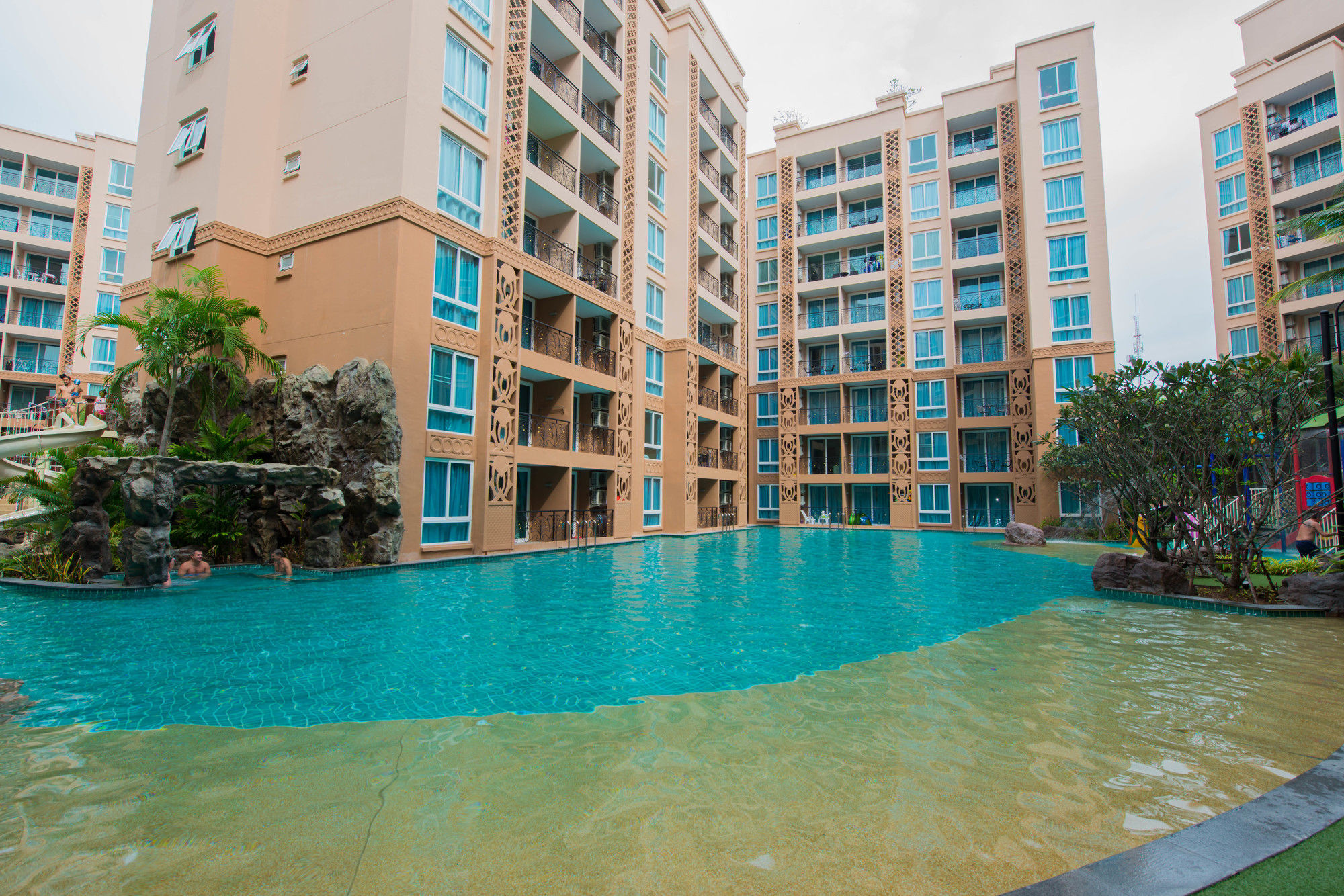 Atlantis Pattaya High Service Джомтиен Бийч Екстериор снимка