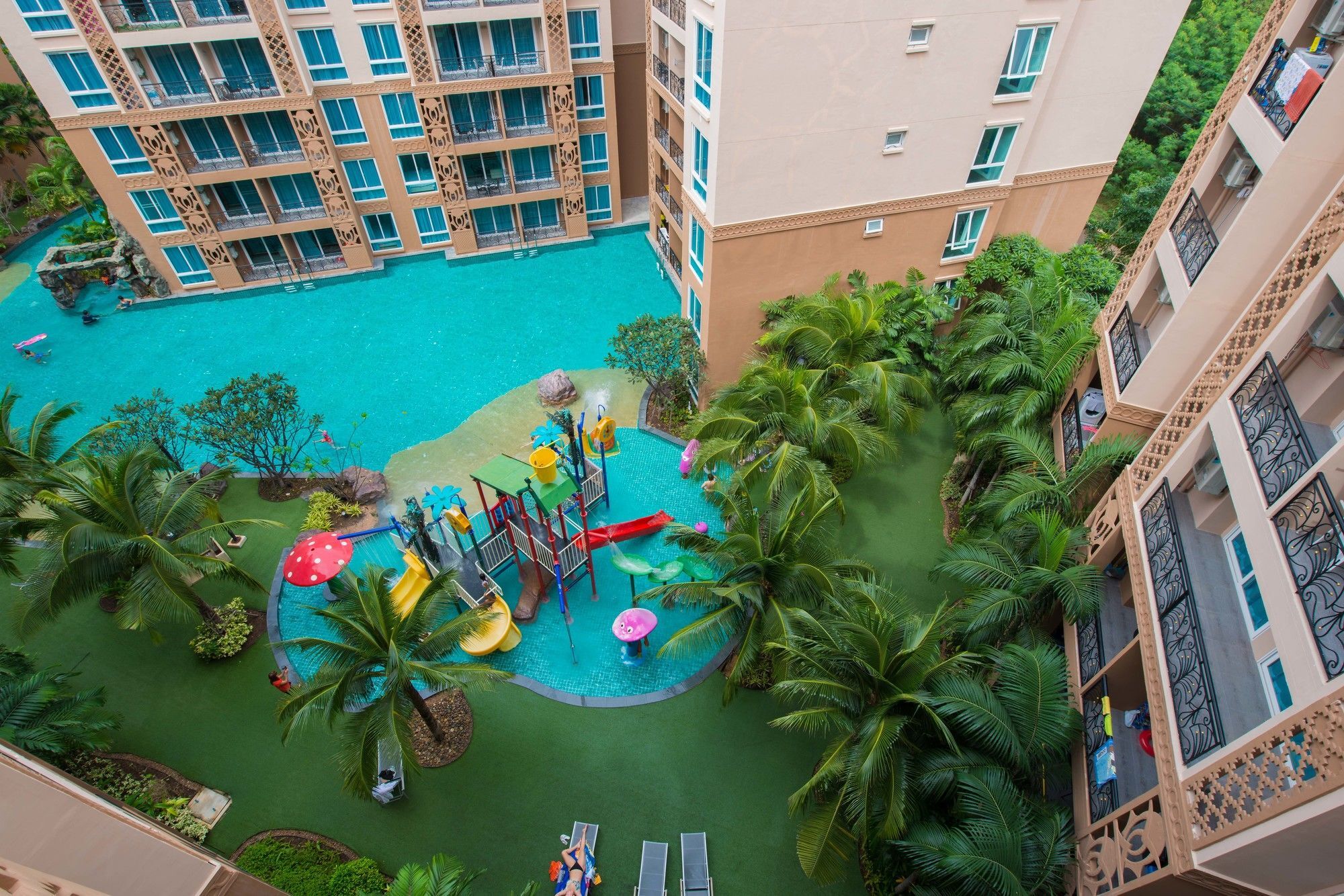 Atlantis Pattaya High Service Джомтиен Бийч Екстериор снимка