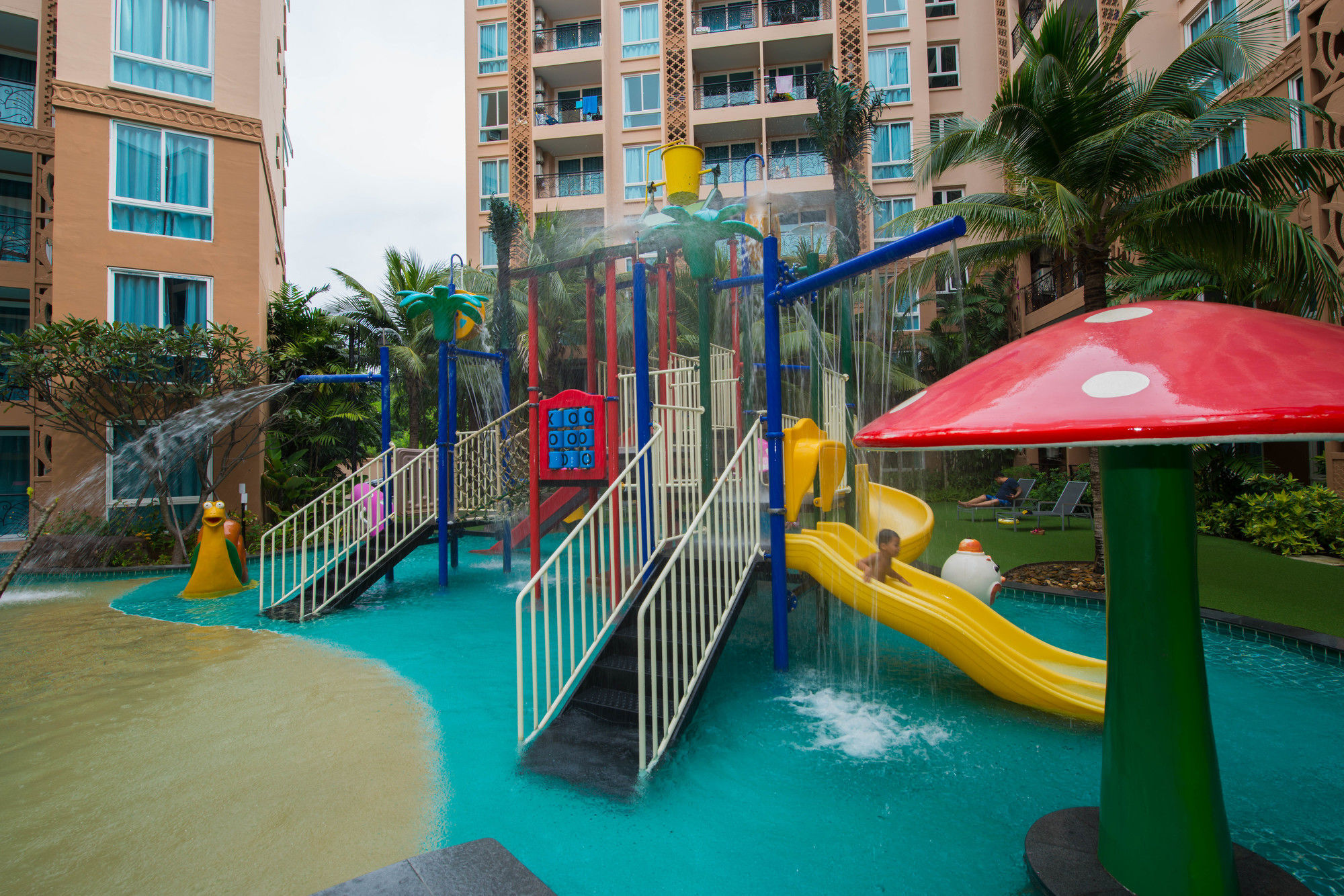 Atlantis Pattaya High Service Джомтиен Бийч Екстериор снимка