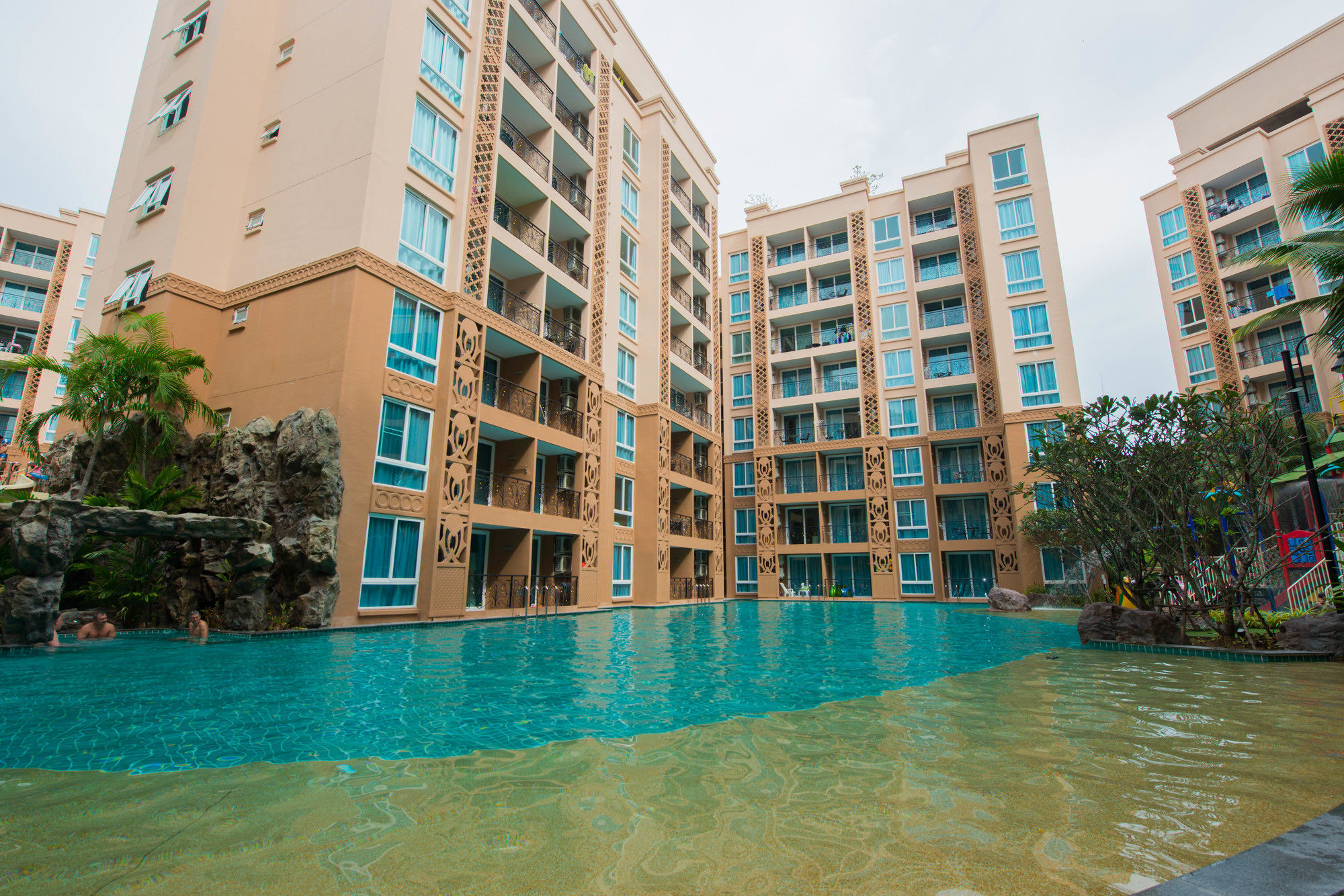 Atlantis Pattaya High Service Джомтиен Бийч Екстериор снимка