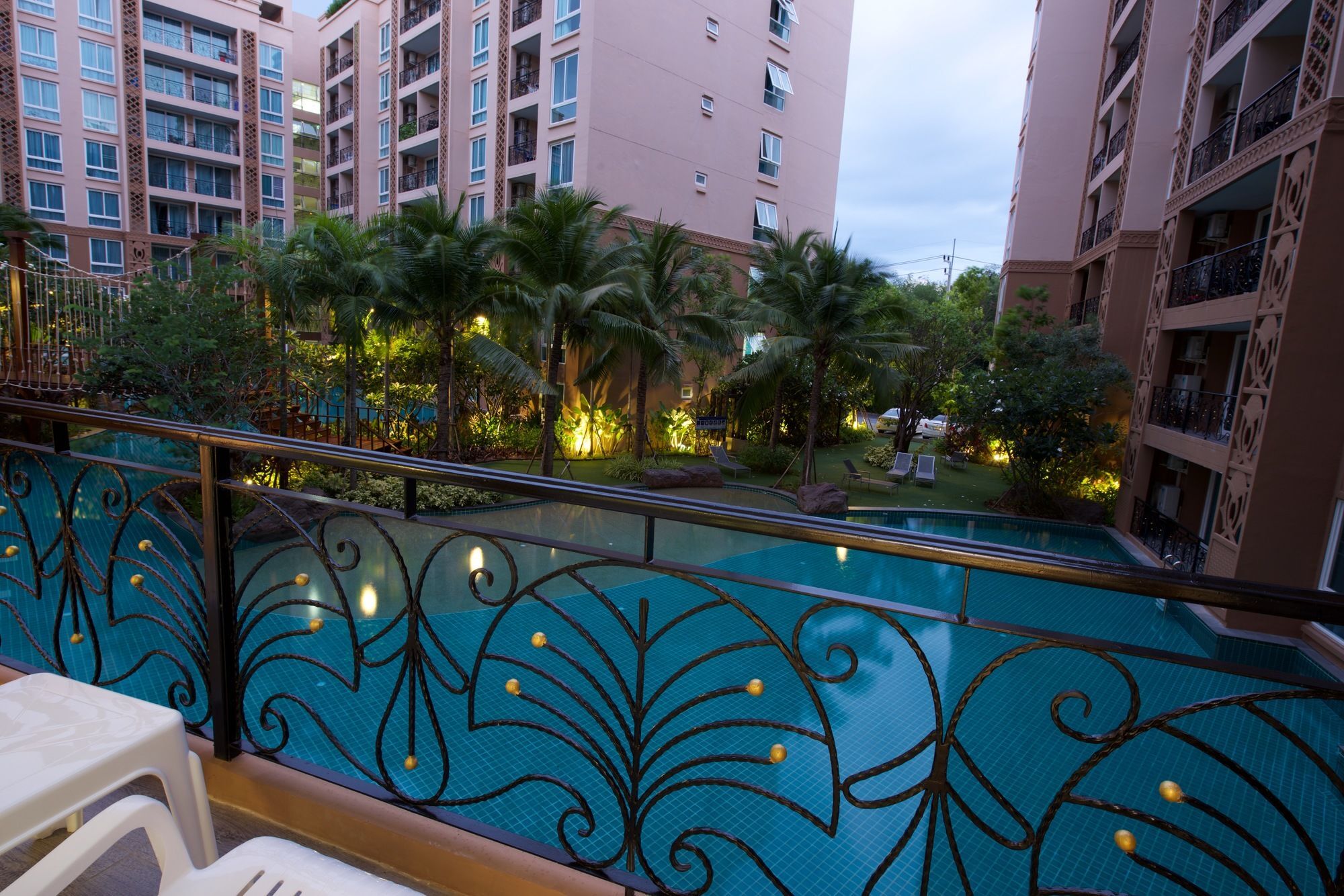 Atlantis Pattaya High Service Джомтиен Бийч Екстериор снимка